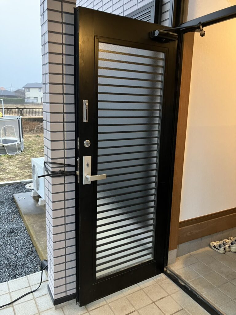 元々のガラスと同様、型板ガラスでの取替えをいたしました。