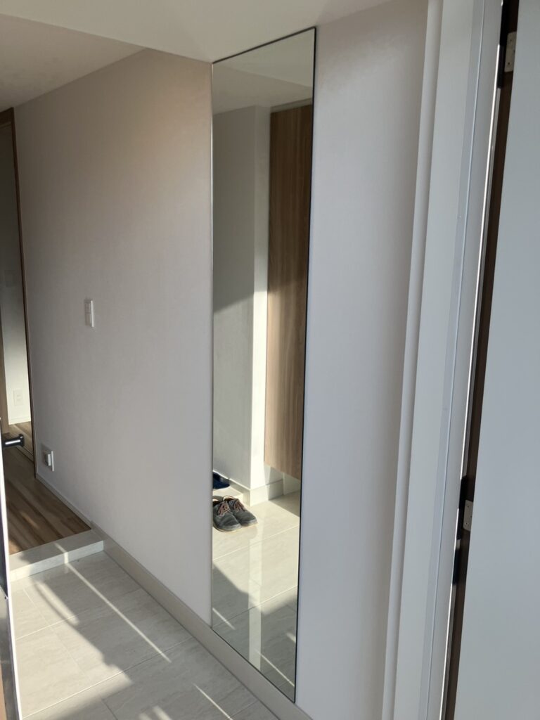 壁に姿見鏡を取付けました。