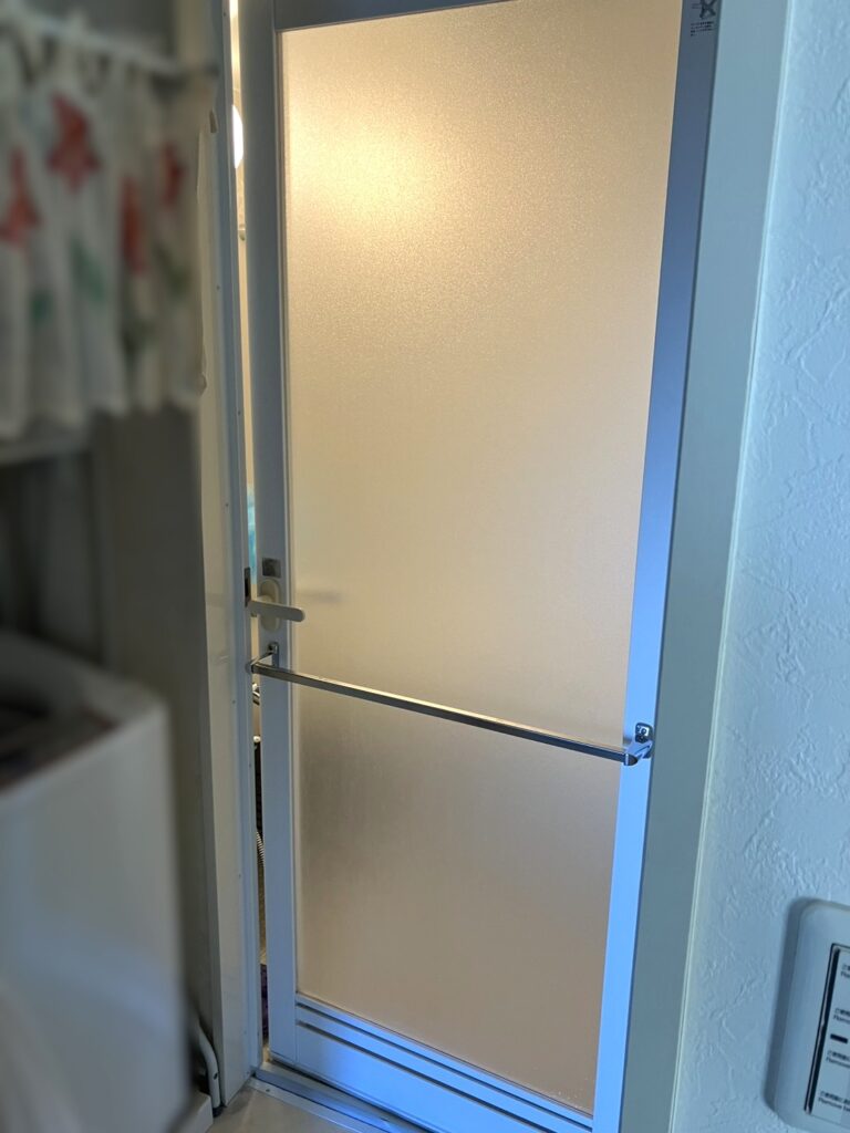 開き戸タイプでしたが、開閉のしにくさや汚れが目立ってきていました。