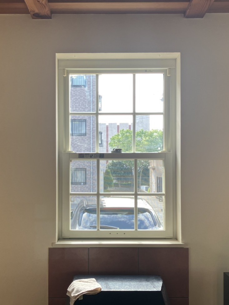 リビングは格子デザインの上げ下げ窓がついていました。