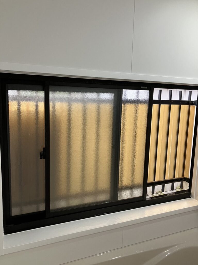 大きな窓から、外の寒さが入り込み、浴室の冷え込みの原因となっていました。