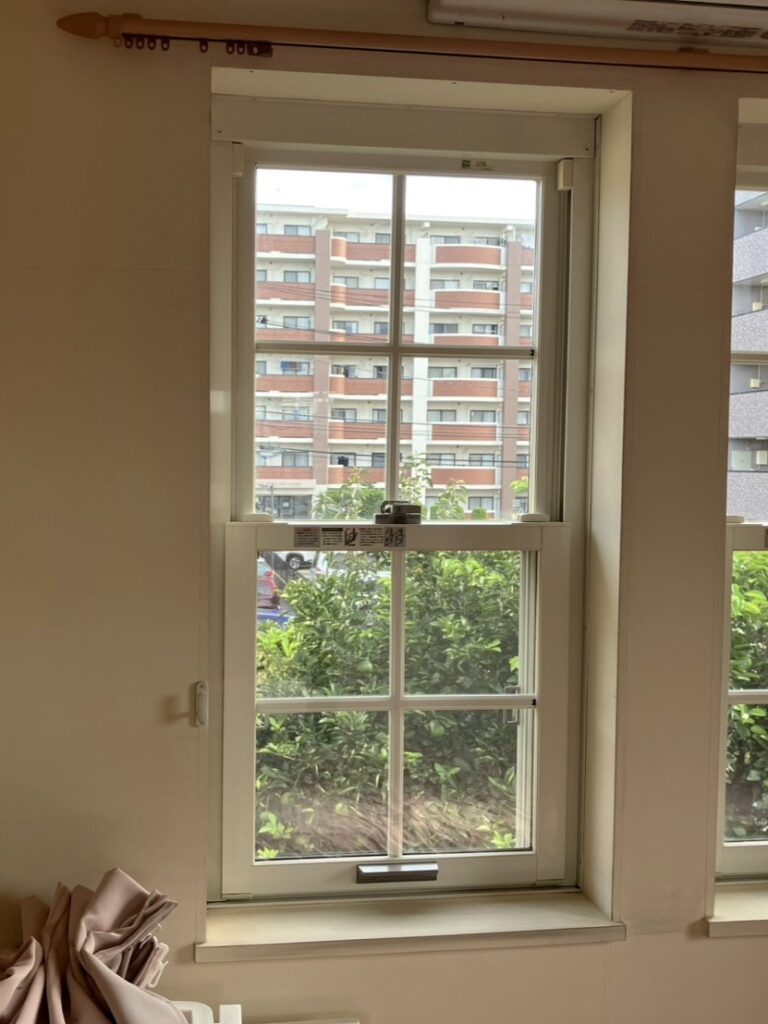 子供部屋も格子デザインの上げ下げ窓が付いていました。
