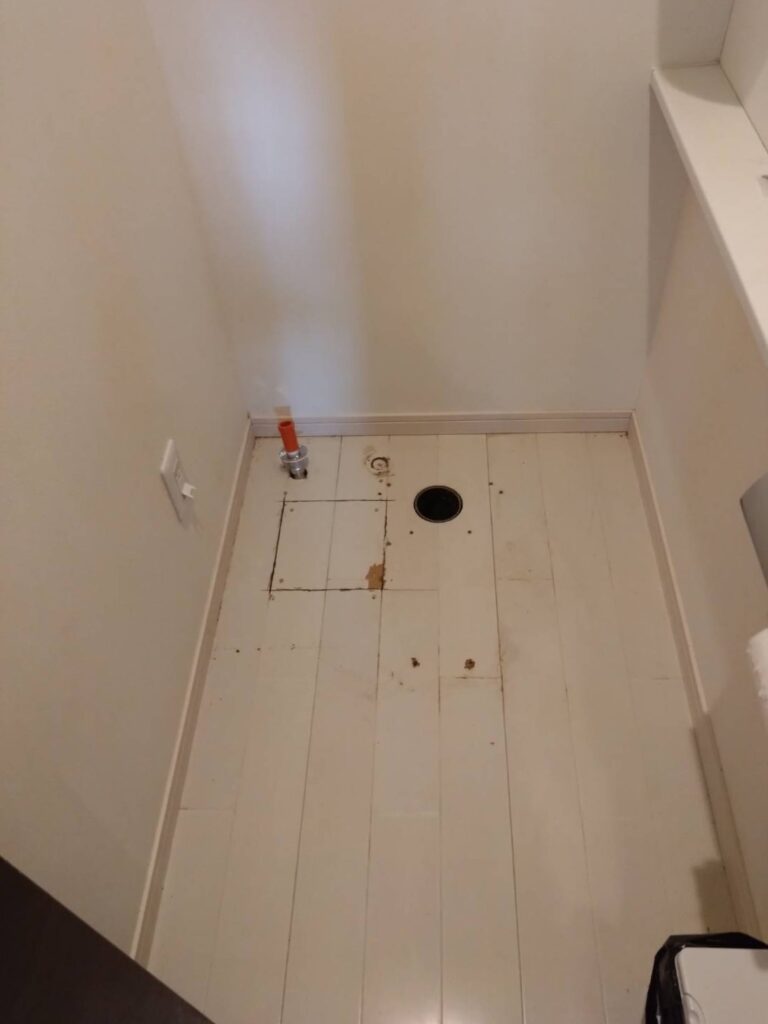 古いトイレを撤去しました。<br />
