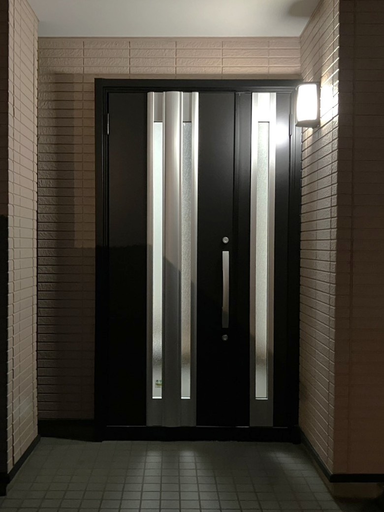 経年劣化したドアを見た目だけでなく性能もアップグレードさせました。