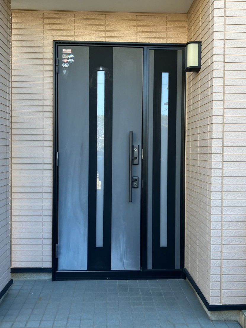 経年劣化したドアを見た目だけでなく性能もアップグレードさせました。