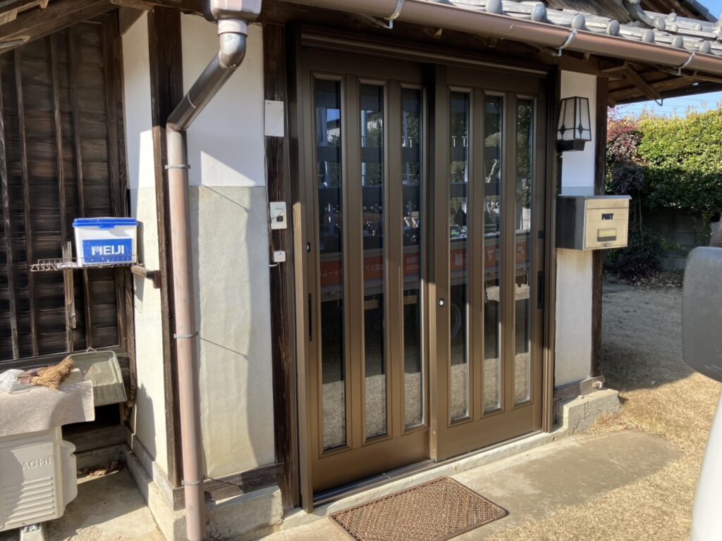 カラー：ブロンズ艶消し<br />
<br />
開閉や鍵の不具合は、新しい引戸になったことで改善できました。<br />
それに加え、「断熱仕様」の引戸を採用したことで、室外の温度の影響を受けにくくなり、室内の暑さ・寒さ対策もできました。