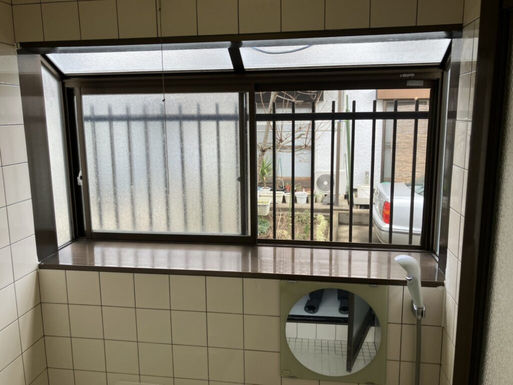 浴室の窓が比較的大きく、寒さの流入や室内の暖まった温度の流出が大きくなっていました。それが原因となり、冬の浴室がとても寒くなっていました。