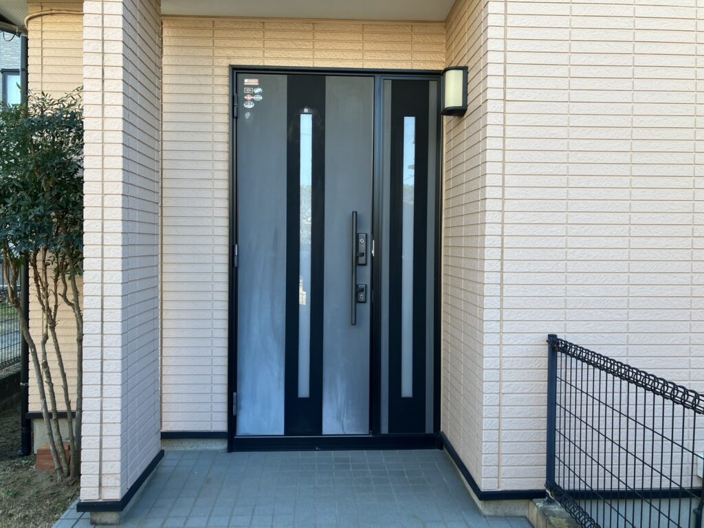 開閉音とドアの重みを感じる。<br />
鍵がかかりにくい。<br />
などの症状があらわれてきた玄関ドア。