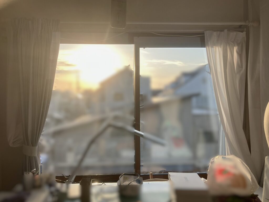 LIXILインプラス<br />
2枚建て引違窓<br />
カラー：キャラメルウッドG<br />
ガラス：スペーシアクール透明<br />
※手すりは撤去しました。