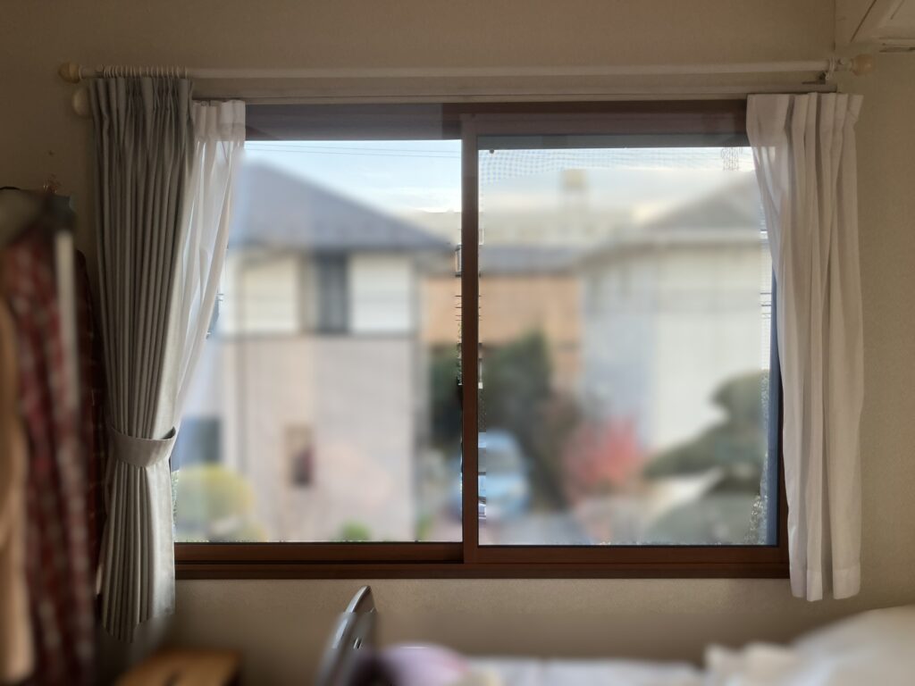 LIXILインプラス<br />
2枚建て引違窓<br />
カラー：キャラメルウッドG<br />
ガラス：スペーシアクール透明<br />
※手すりは撤去しました。