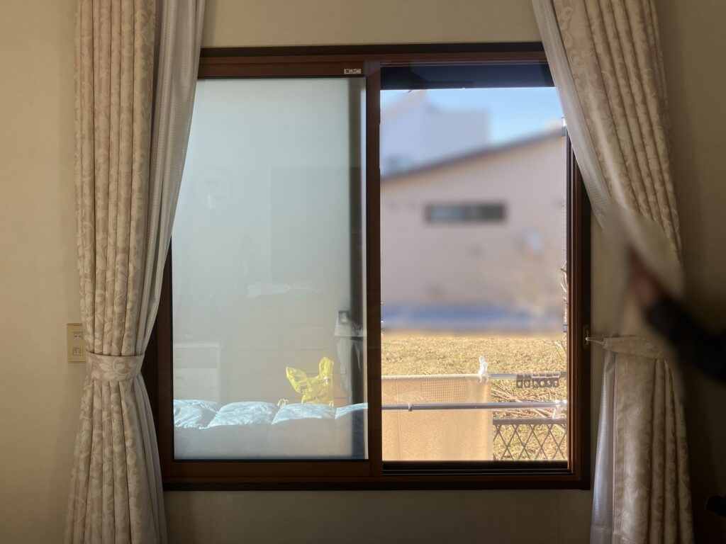 LIXILインプラス<br />
2枚建て引違窓<br />
カラー：キャラメルウッドG<br />
ガラス：スペーシアクール不透明