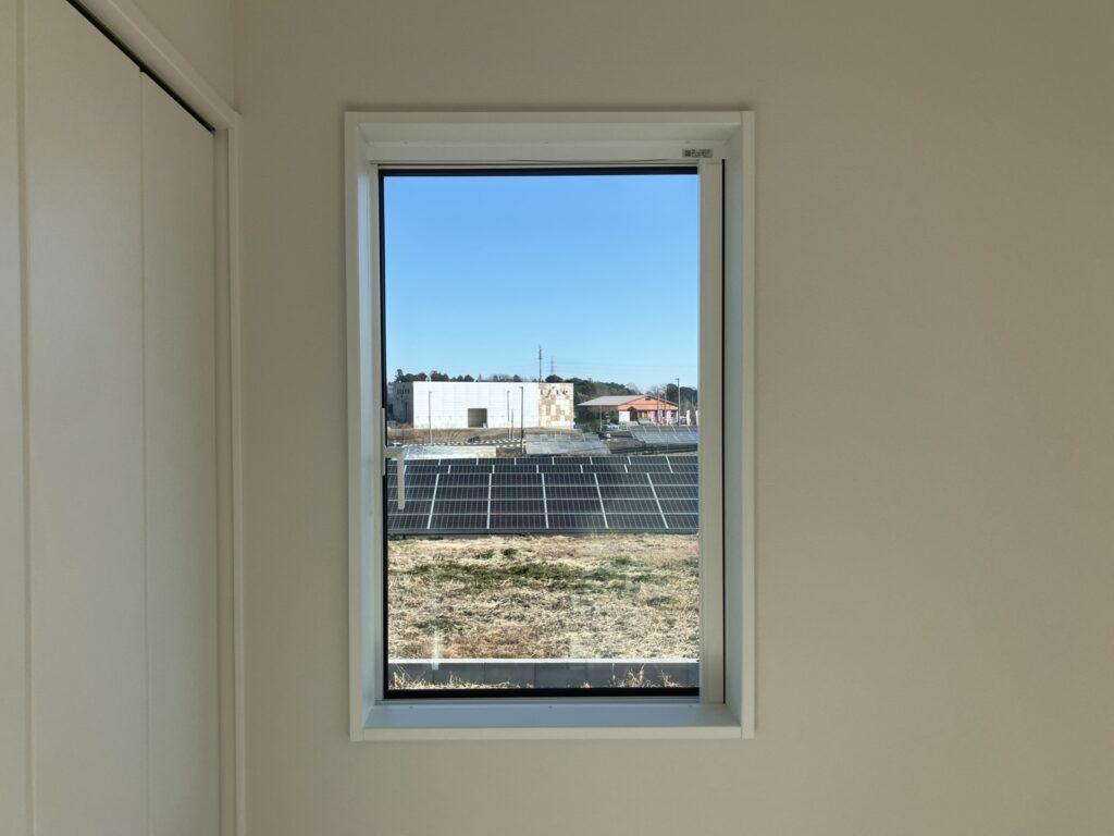 特に冬、窓辺の寒さと窓の結露にお悩みでした。