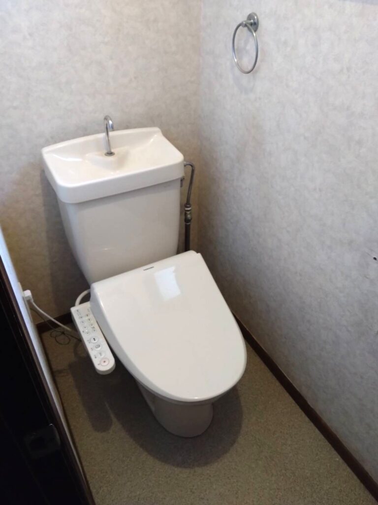 長年の使用により経年劣化がみられ、今後長く使用するため新しいトイレに交換します。