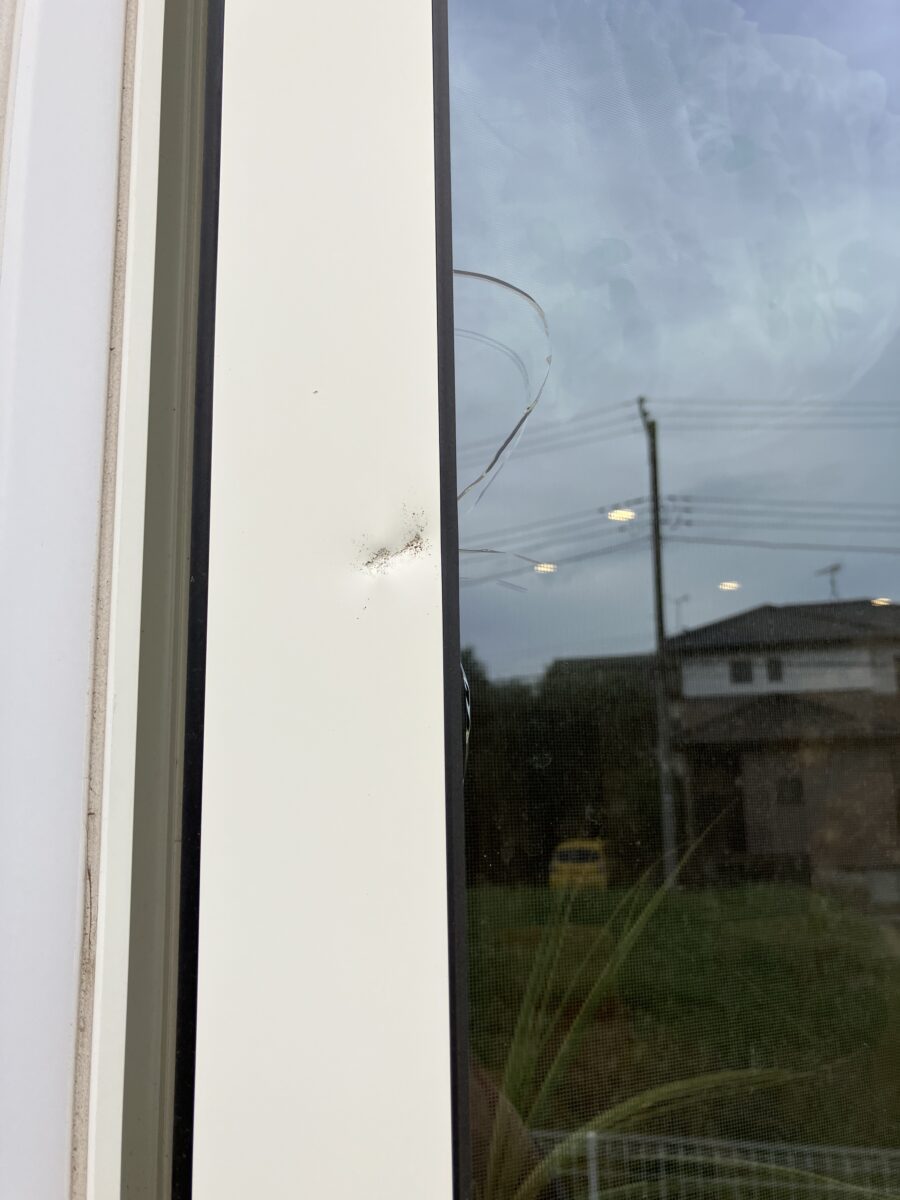 窓ごと交換しなくても、部品交換で対応しました。