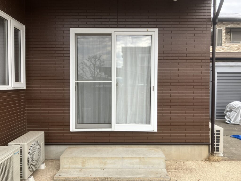 何も付いていない窓で、防犯上不安がありました。