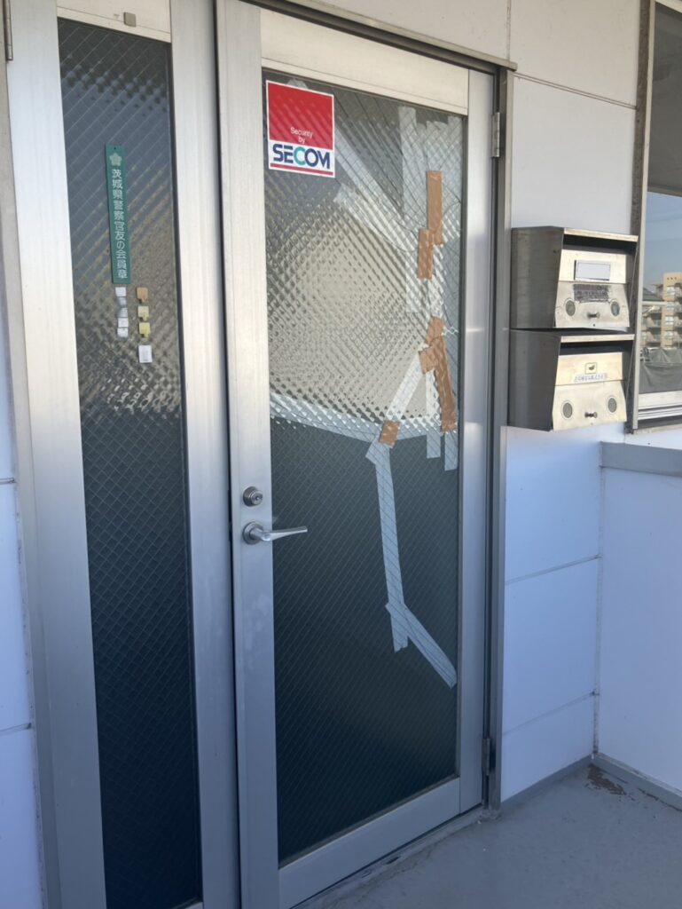 ワイヤー入りガラスのため、飛散は免れましたが、大きなヒビが入ってしまいとても危険な状態でした。