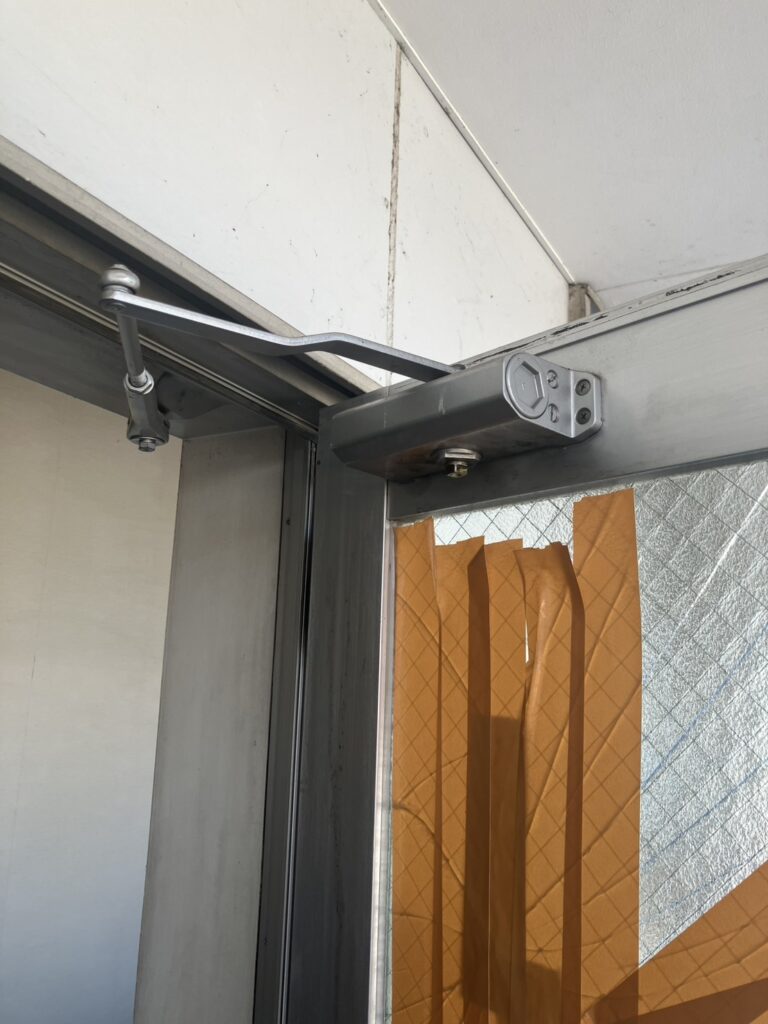 ドアの閉まるスピードが速くなってきたようで、異音もするようになっていました。