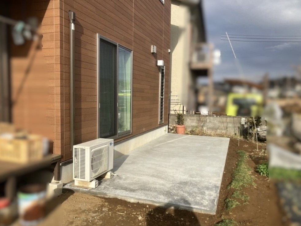 元々はバルコニー下のスペースが洗濯干し場でしたが、こちらの土間打ちしたお庭のスペースに掃き出し窓からつながるようにテラス囲いを設置して洗濯干し場とします。