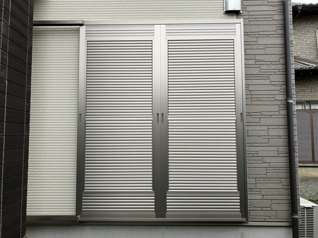 【後付けでここまで変わる】防犯＋目隠し＋通風を叶えるLIXIL「雨戸一筋」施工事例｜掃き出し窓リフォーム