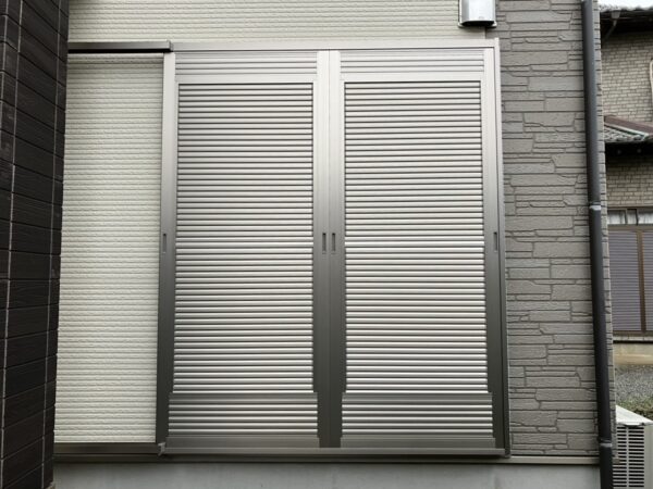 【後付けでここまで変わる】防犯＋目隠し＋通風を叶えるLIXIL「雨戸一筋」施工事例｜掃き出し窓リフォーム