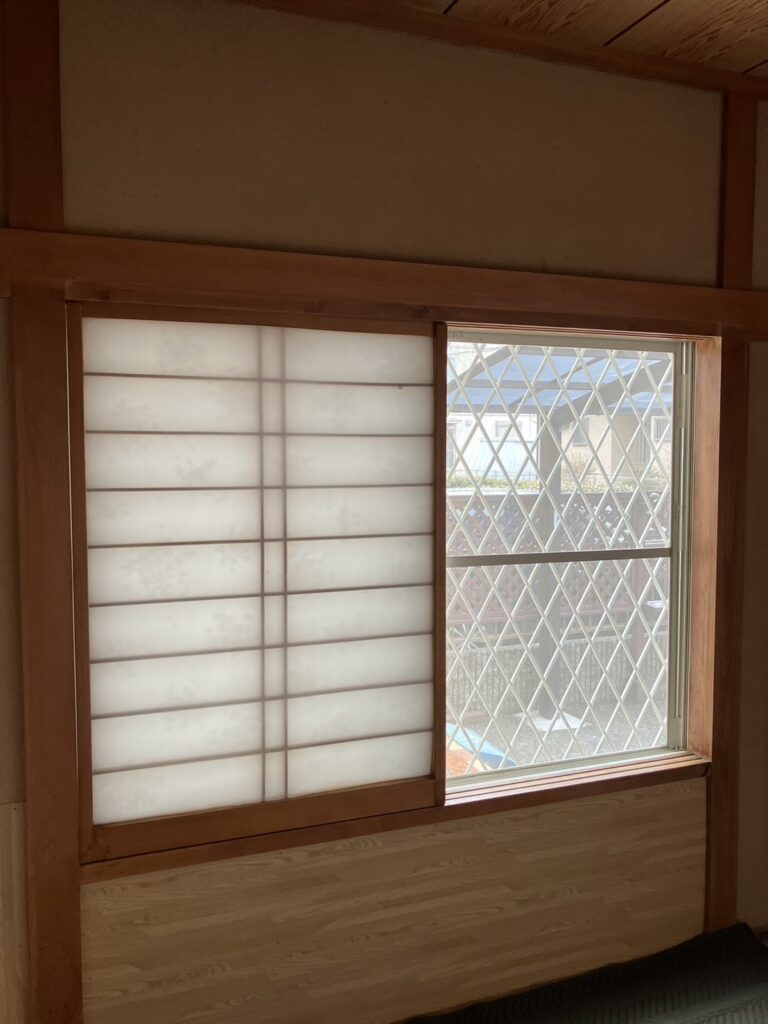 和障子のついた大きめの腰高窓です。