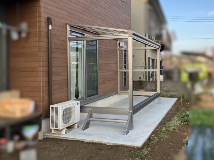 まず枠を取付けます。<br />
一番先に躯体に穴を開けて取付ける部品は、水平性や位置に細心の注意を払って取付けています。