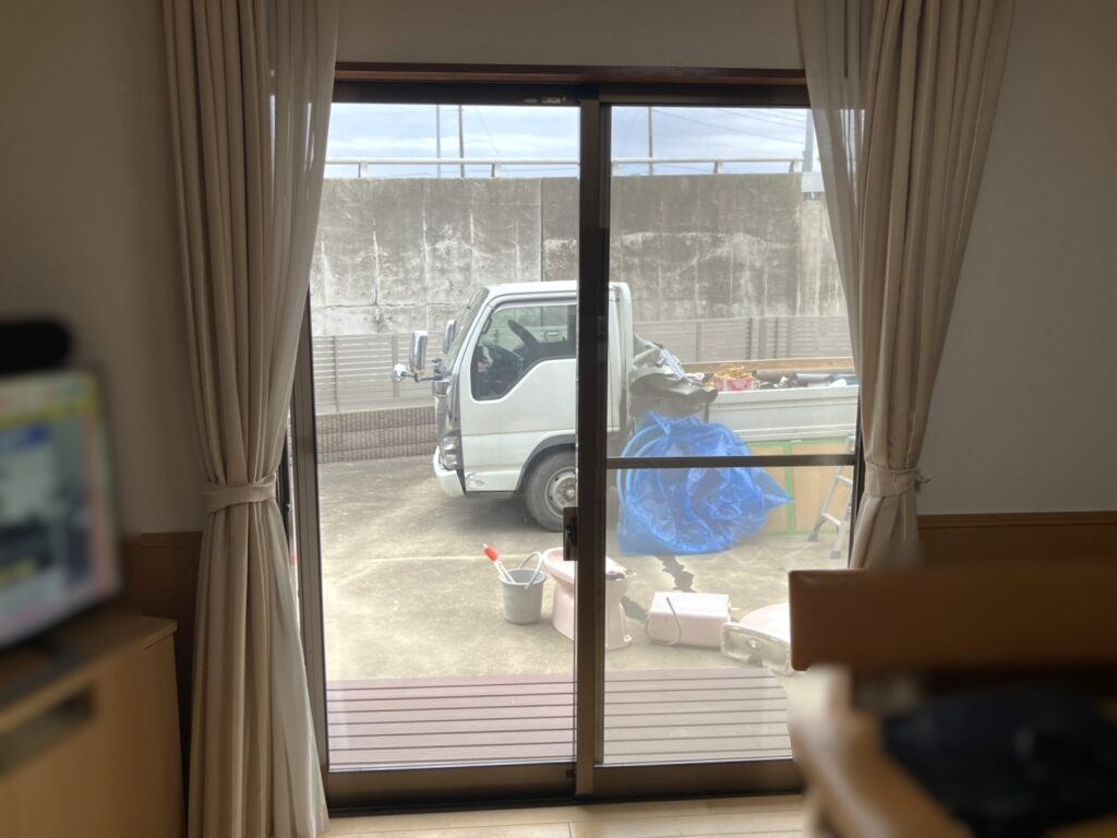 ダイニングには掃き出し窓があり冬の足元の冷えや夏の日射熱にお悩みでした。また大きな窓なので防犯面にも不安がありました。