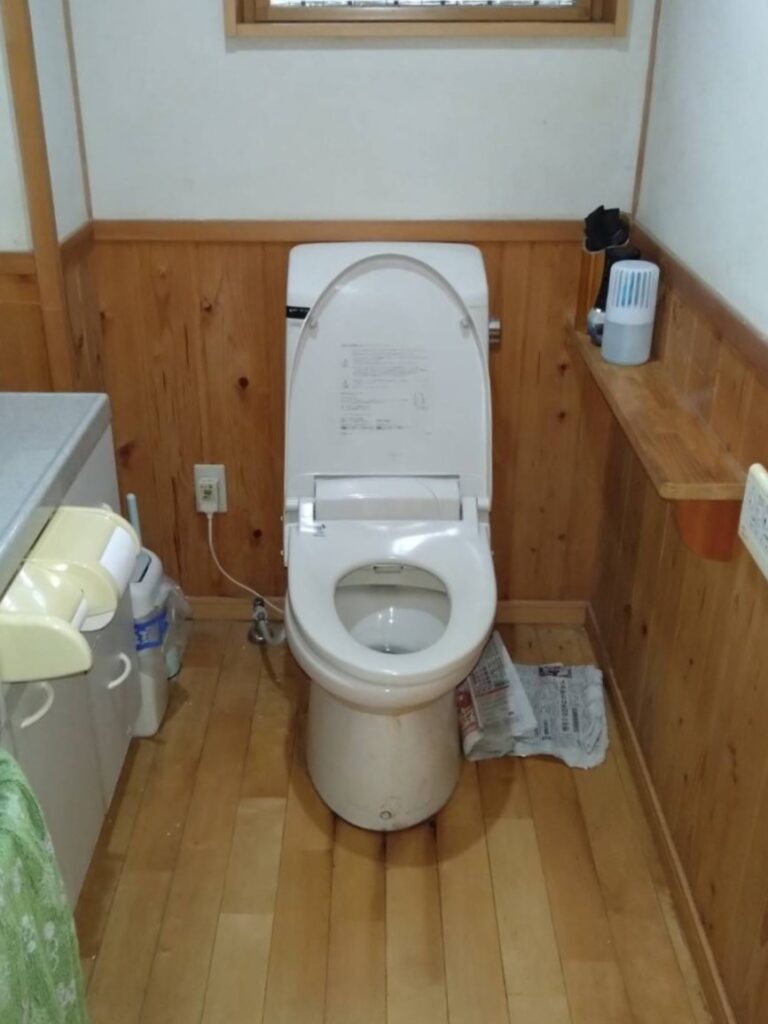 全体的に汚れや劣化が目立つようになり、便座部分のズレやついには水漏れが生じてきてしまいました。