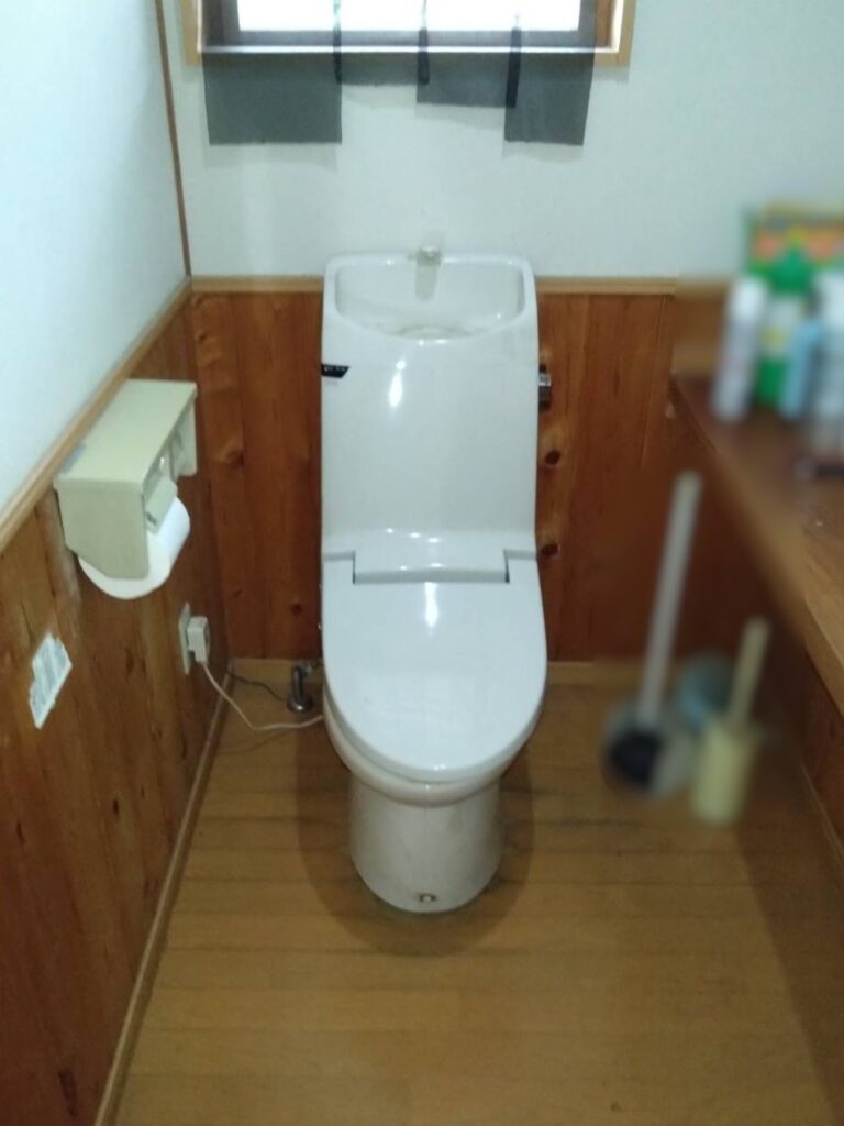 長年使用されてきたトイレの老朽化に伴い、新しいトイレに交換されることになりました。