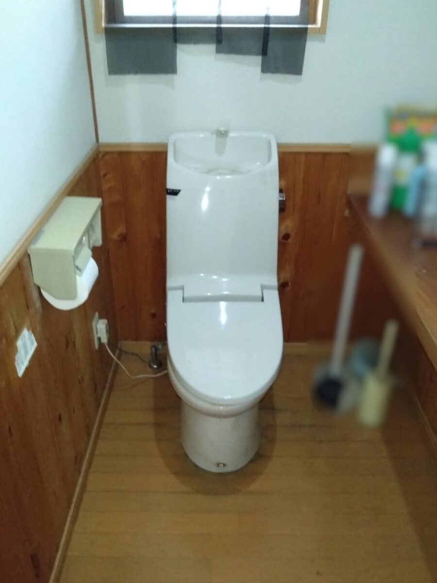 見た目スッキリなタンク付きトイレです。