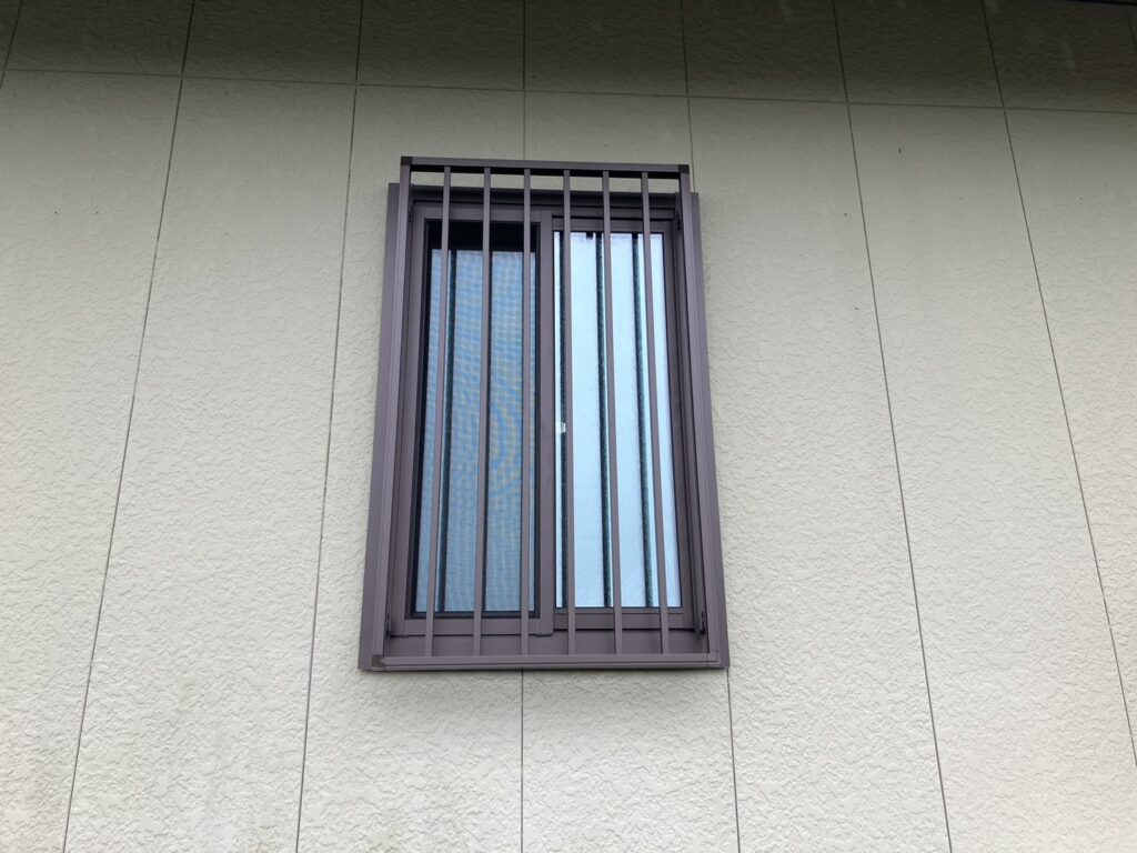 LIXIL リプラス<br />
居室仕様　TWタイプ<br />
引違い窓<br />
カラー（外観色）：オータムブラウン<br />
ガラス：トリプルガラス（グリーン✕グリーン）型板　アルゴンガス入り<br />
<br />
枠付面格子（縦格子）