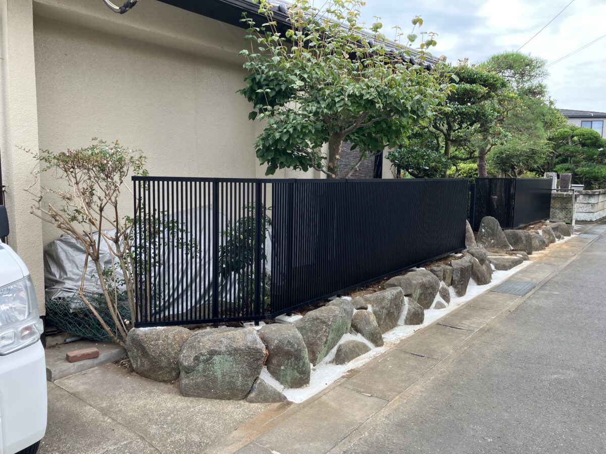完全に隠しすぎないのがポイントです。