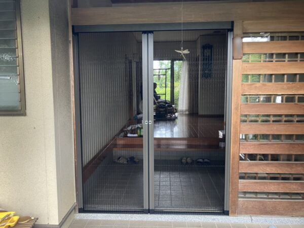 玄関引き戸に網戸を後付け！LIXIL「しまえるんですα」で風が通る快適な玄関へ