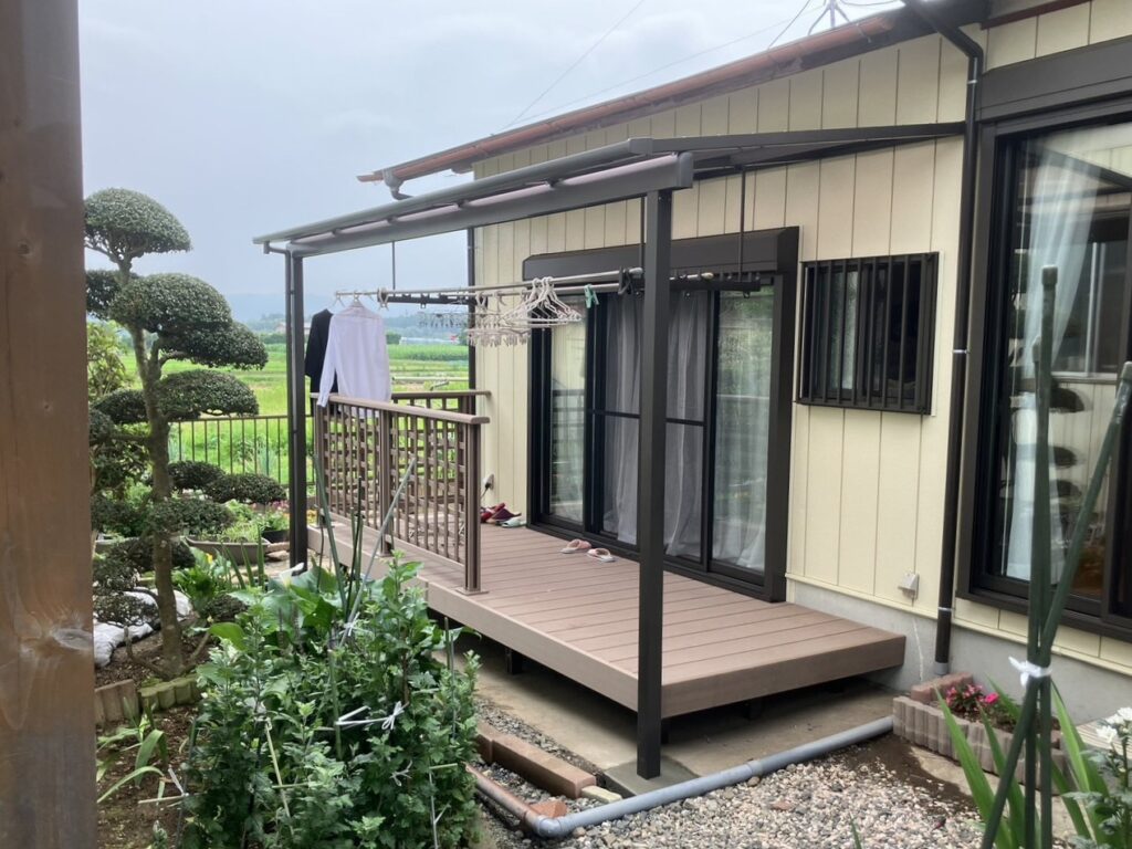 2.5間通し✕６尺<br />
F型　600タイプ<br />
屋根材：ポリカーボネート（クリアブルー）<br />
本体カラー：オータムブラウン<br />
吊り下げ物干し