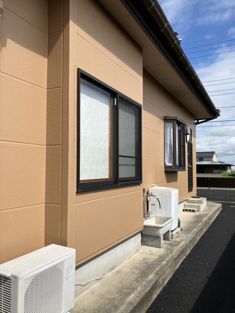 何も防犯対策がされていない状態の窓でした。