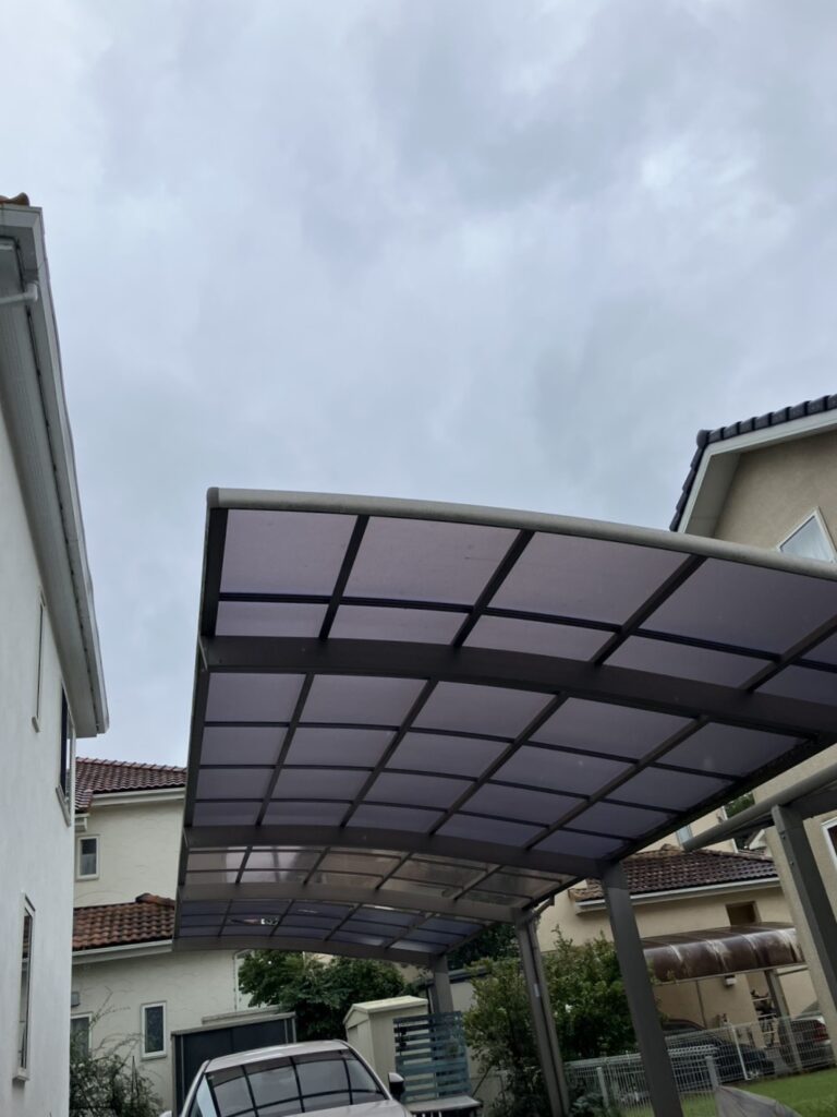 奥側のポリカーボネート板に穴があいてしまっています。また掃除が手軽にできない箇所なので、汚れがたまってしまっています。