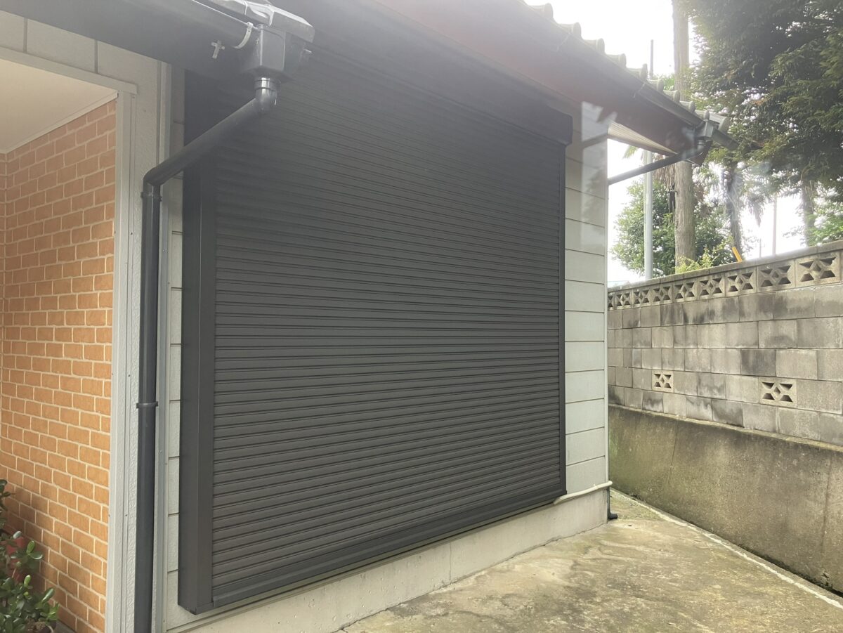 大きなシャッターも電動なら楽に開閉できます。