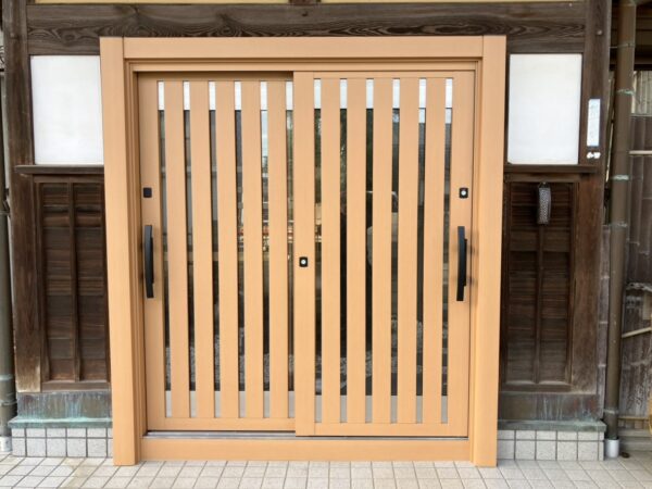 【1日で工事完了】動きや傷みが気になっていた玄関引戸を、最新の断熱・防犯引戸へ！